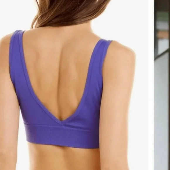 WeWoreWhat V Neck Seamless Sport Bra Top Sapphire Blue - Picture 2 of 2